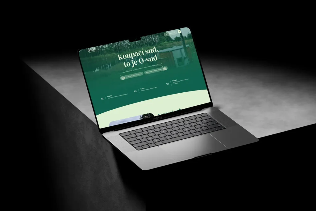 Návrh vizuální identity a e-shopu značky koupacích sudů O-sud zobrazený na MacBooku