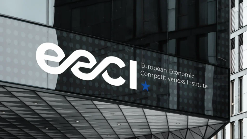 Logo institutu EECI reprezentující firemní styl na moderní skleněné budově s nápisem European Economic Competitiveness Institute