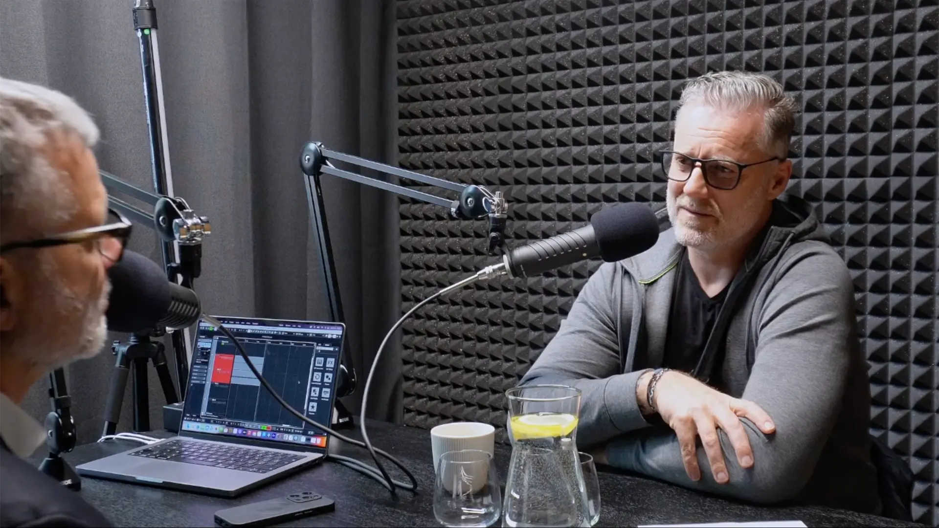 Podcastová diskuse o rozvoji talentů v obchodních týmech s inspirací z basketbalu