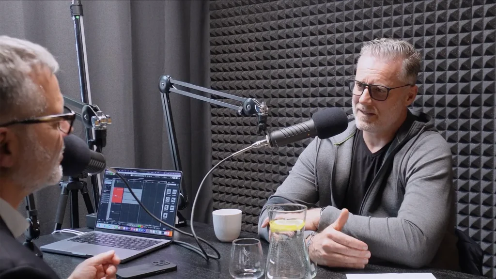 Dva muži nahrávají podcast o důležitosti systému v B2B obchodu